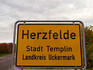Obraz premium Ortseingangsschild von Herzfelde - Stadt Templin - Landkreis Uckermark 