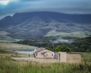 casas na base do monte roraima, comunidade de paraitepuy, venezuela 