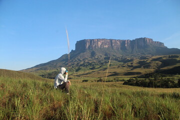 homem com monte roraima ao fundo, venezuela 