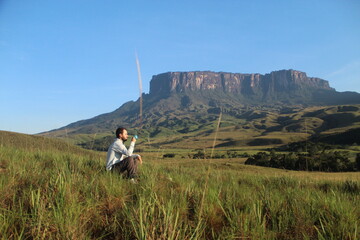 homem com monte roraima ao fundo, venezuela 