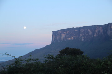 monte roraima com lua no céu, venezuela  