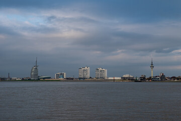 Skyline Bremerhaven von der Weser aus gesehen.