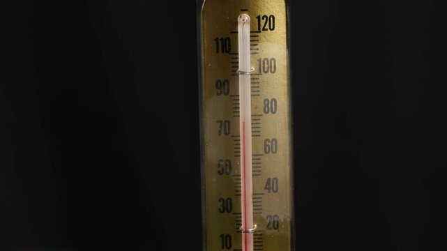 Close-up of 78 degrees thermometer rotating on turntable temperature measurement