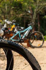 Gros plan d'une roue de vélo à l'entrée de la Dune du Pilat