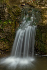 Obraz premium Small waterfall near Jaworki village of Biala Woda creek in autumn day