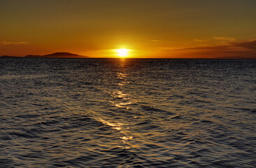 Obraz premium Silky and smooth sea surface during the summer sunset at the seacoast