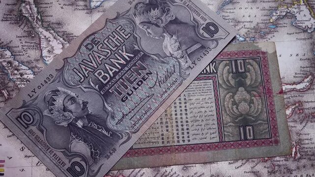 Front and back view of the 10 guilder Javanese puppet banknote.
