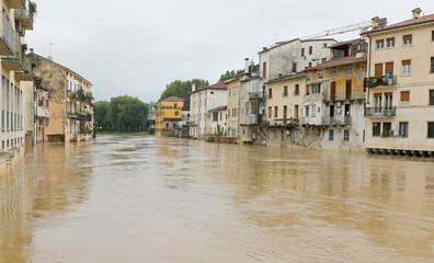 Obraz premium Bacchiglione River and houses at risk of flooding during the deluge caused by torrential rains