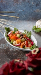 Schale gemischter salat lecker angerichtet, auf blau grauer struktur 