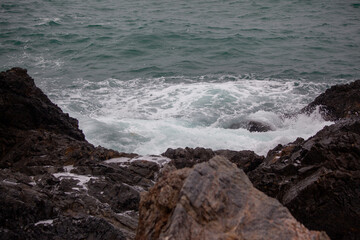 태풍이 다가오는 대한민국 동해안 후포항의 바닷가 갯바위와 방파제, 테트라포트,
