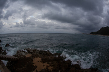 태풍이 다가오는 대한민국 동해안 후포항의 바닷가 갯바위와 방파제, 테트라포트,
