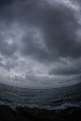 태풍이 다가오는 대한민국 동해안 후포항의 바닷가 갯바위와 방파제, 테트라포트,
