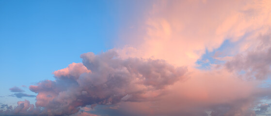 Fototapeta premium A beautiful blue sky with a few clouds and a pinkish hue. The sky is clear and the clouds are scattered throughout the sky
