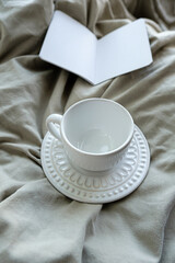 vista superior com caderno aberto. bloco de notas com folhas em branco sobre fundo neutro. xícara vazia. espaço livre. sem pessoas. sem ninguém