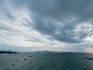 태국 파타야 해변의 에메랄드빛 바다와 평화로운 해안선 풍경