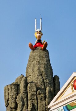 Statue Ast&eacute;rix du parc Ast&eacute;rix &agrave; Plailly	