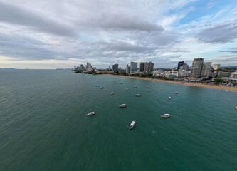 태국 파타야 해변의 에메랄드빛 바다와 평화로운 해안선 풍경