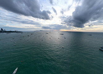 태국 파타야 해변의 에메랄드빛 바다와 평화로운 해안선 풍경