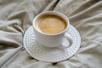 fotografia com vista superior de xícara de café em fundo neutro com espaço livre para texto....