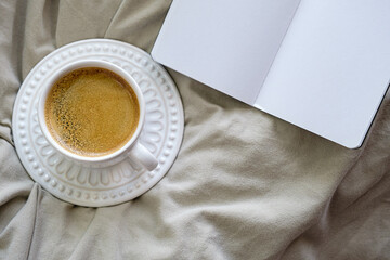 foto minimalista superior de xícara branca com café espresso junto de página em branco sobre...