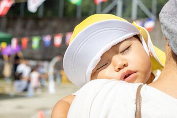 保育園の運動会中に寝た赤ちゃん（1歳、男の子、日本人）
