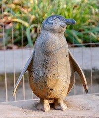 Pinguinfigur aus Stein am Brunnen im Hamburger Stadtpark