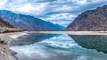 Obraz premium Capturing the serene beauty of a mountain reflected in a clear lake, ideal for travel and nature projects. 