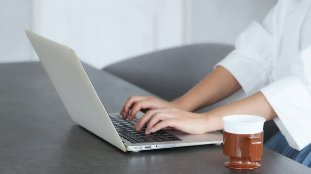 ノートパソコン、PC、女性、仕事、オフィス、副業、入力、キーボード、手元、メール、検索、テキスト、文章、レポート、カジュアル、デスクワーク、事務、転職、クローズアップ、日本人、働く、カフェ、編集、記事、記者、ライター、SNS、在宅ワーク、フレックス、ライティング、文字起こし、フリーランス、web、インターネット、オンライン、ネット、コラム、コピーライター、ビジネス、ビジネスパーソン、会社、職場、D