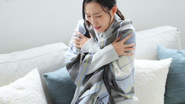 寒い、冬、女性、日本人、防寒、寒暖差、冷え性、風邪、発熱、震える、凍える、リビングルーム、ストール、ライフスタイル、室内、部屋、自宅、マフラー、ショール、ブランケット、寒がり、寒さ、対策、エアコン、暖房、停電、困る、悩む、冷気、すきま風、室温、若い、真冬、インテリア、気温、寒気、ラニーニャ現象、厳冬、温まる、節電、天気、不安、心配、不満、アレルギー、自律神経、かぜ、体調不良、インフルエンザ、人物