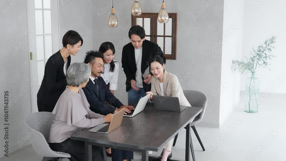 Poster ビジネス、ミーティング、会議、世代、チームワーク、マネジメント、人材、中小企業、会社、仲間、同僚、ビジネスパーソン、ビジネスマン、ビジネスウーマン、男性、女性、働く、仕事、職場、団結、打ち合わせ、ブリ