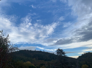 Obraz premium A serene landscape featuring a mix of blue sky and clouds over rolling hills during late afternoon in a tranquil natural setting over Oregon