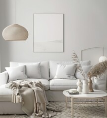 「白いソファ、スタイリッシュなランプ、装飾品を備えたミニマルなリビングルームインテリア。モダンで居心地が良く明るいアパートメントデザインコンセプト」