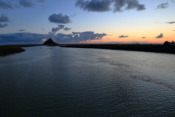 朝焼けとモンサンミッシェル
