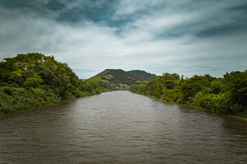 Fototapeta premium Paisagem do rio e montanha ao fundo