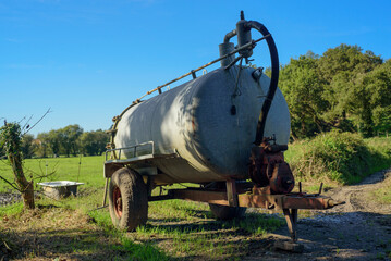 Depósito de agua portátil en pradera