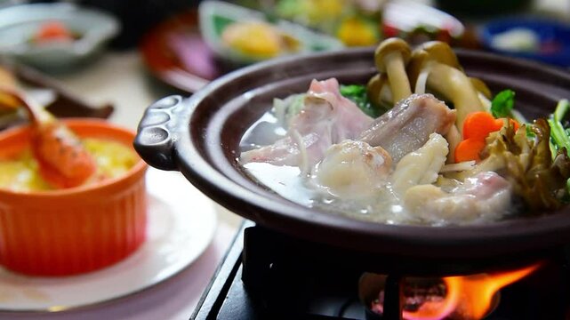日本料理　てっちり鍋の蓋を開けるシーン