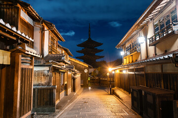 京都祇園の夜景(八坂の塔と京町屋)