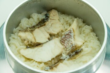 釜で炊いた鯛めし

