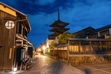 Obraz premium 京都祇園の夜景(八坂の塔と京町屋)