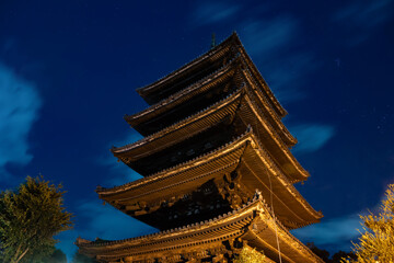 京都祇園の夜景(八坂の塔と京町屋)