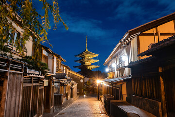 京都祇園の夜景(八坂の塔と京町屋)