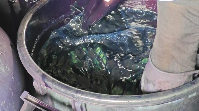 How to dye indigo fabric with wax painting