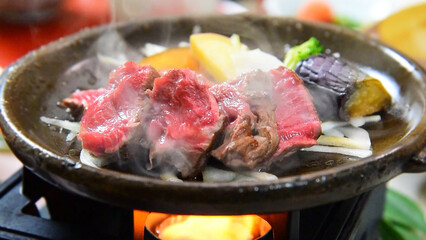 日本料理　牛肉を陶板焼きで調理