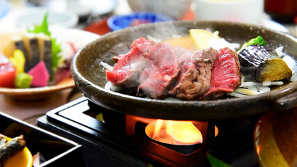 日本料理　牛肉を陶板焼きで調理