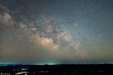 鹿野山九十九谷の夜明けの天の川，千葉県