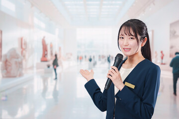 博物館で司会をする学芸員の女性