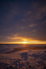 Obraz premium Stunning Winter Sunset Over Snow-Covered Landscape
