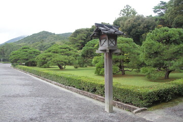 伊勢神宮の参道と灯籠