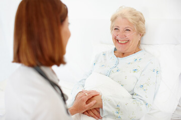 Obraz premium Hospital, senior woman and doctor with holding hands for support, compassion and consultation in bed. Health care, elderly patient and caregiver with oxygen tube for pneumonia, asthma and recovery