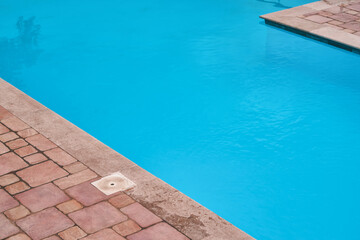 Obraz premium Scenic pool with nature view and safety railing